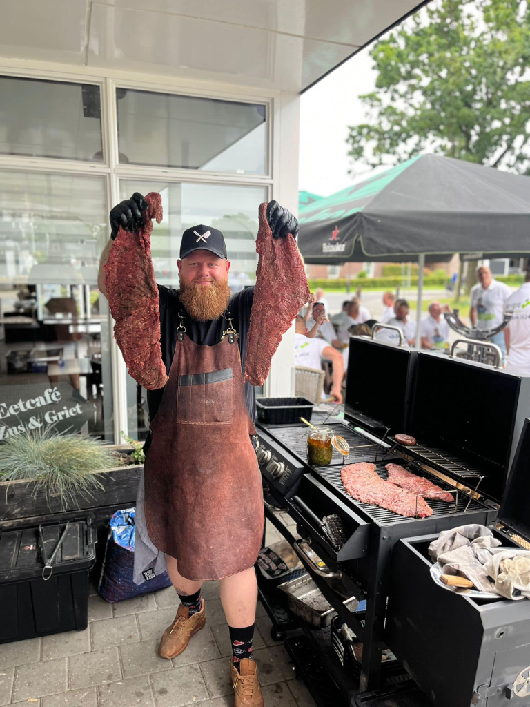 Man houdt vlees vast