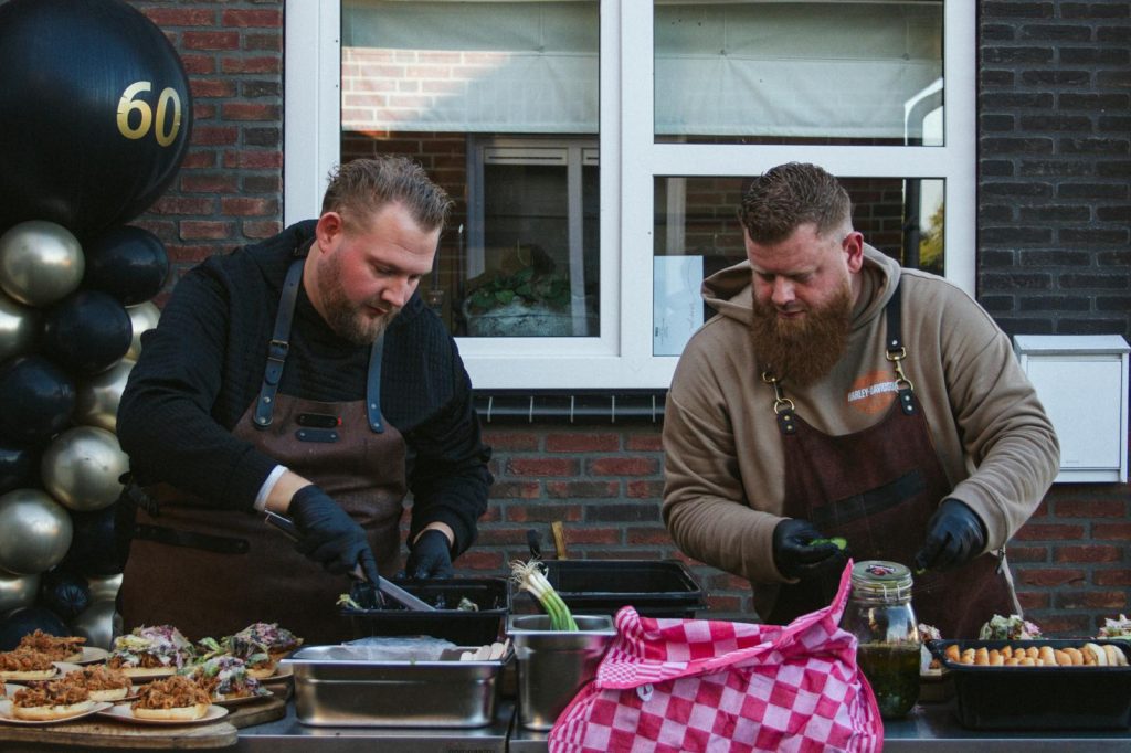 Ramon en Roy snijden het vlees